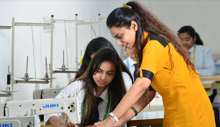 Bachelor of Fine Arts with specialization in Painting/Applied Arts